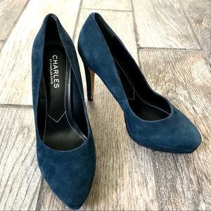 Blue platform pumps